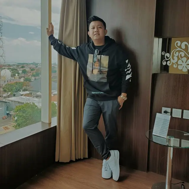 6 Gaya Penampilan Denny Caknan saat di Luar Panggung, Tampil Menawan