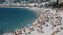 Orang-orang menikmati suasana di sebuah pantai yang ada di Nice, Prancis selatan, pada 22 Juli 2020. Banyak pengunjung memadati Nice selama liburan musim panas di tengah pandemi COVID-19. (Xinhua/Serge Haouzi)LIP