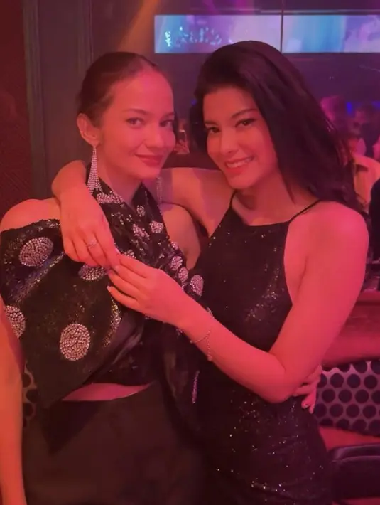 Keduanya pun tampil serba hitam, Medina dengan halter neck dress squein. Sedangkan Enzy halter neck atasan dengan motif silver. Credit: (@medinadinaaa)