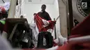 Penjahit merapikan bendera Merah Putih di Pasar Senen, Jakarta, Kamis (2/8). Penjahit bendera Merah Putih di Pasar Senen mulai kebanjiran pesanan jelang HUT ke-73 RI. (Merdeka.com/Iqbal Nugroho)