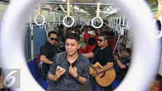 Band beraliran musik melayu, ST12 membawakan lagu saat berada di dalam gerbong kereta commuter, Jumat (18/9/2015).  Band ST 12 didapuk menjadi duta Kereta Api Indonesia (KAI). (Liputan6.com/Gempur M Surya)