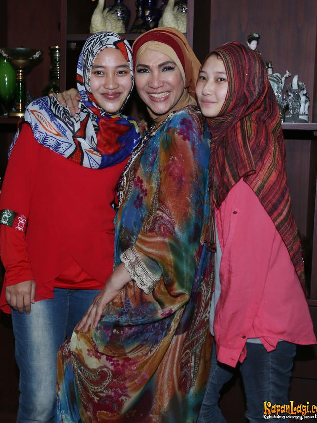 6 Momen Kenangan Dorce Gamalama dengan Anak Angkatnya, Harmonis