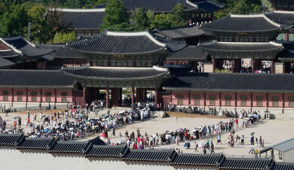 Penduduk Korea Selatan saat ini tengah merayakan Chuseok atau yang disebut-sebut hari Thanksgiving versi Korea. Perayaan ini tepatnya berlangsung pada hari ke-15 bulan kedelapan kalender lunar. (AP Photo/Ahn Young-joon)