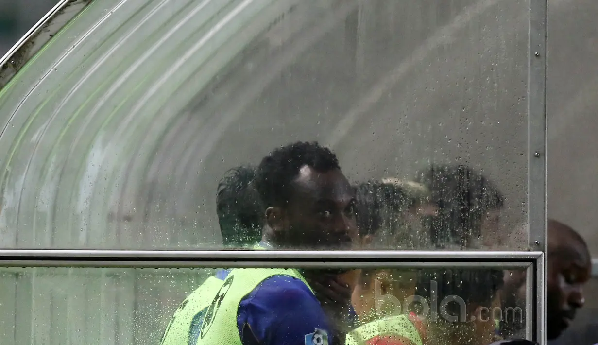 Michael Essien dan Carlton Cole hanya menonton dari bangku cadangan pada babak pertama saat melawan PS TNI pada Liga 1 2017 di Stadion Pakansari, Bogoro, Sabtu (22/4/2017). Persib bermain imbang 2-2 dengan PS TNI. (Bola.com/Nicklas Hanoatubun)