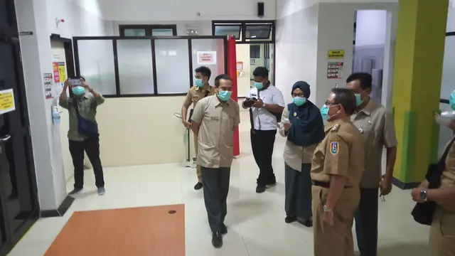 RSUD dr R Koesma Tuban Isolasi seorang pasien perempuan yang gejalanya mirip Virus Corona (Foto: Liputan6.com/ Ahmad Adirin)