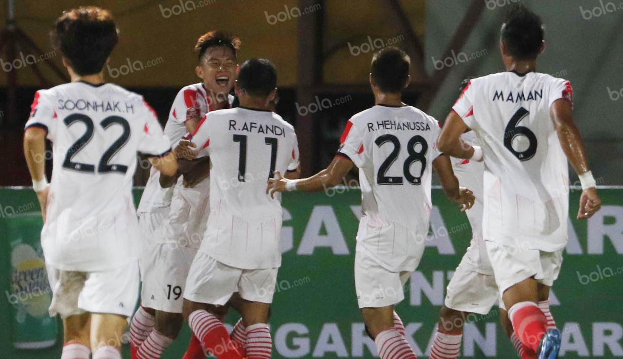 Para pemain Persija merayakan gol yang dicetak Ade Jantra ke gawang Persipura pada laga Torabika Soccer Championship 2016 di Stadion Mandala, Jayapura, Jumat (29/4/2016). (Bola.com/Nicklas Hanoatubun)
