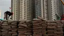 Buruh memindahkan semen saat melakukan bongkar muat di Pelabuhan Sunda Kelapa, Jakarta, Selasa (2/5). Hal ini disebabkan kenaikan harga komoditas pipa dan aksesorisnya, tanah urug, aspal, bahan aluminium dan besi beton. (Liputan6.com/Johan Tallo)