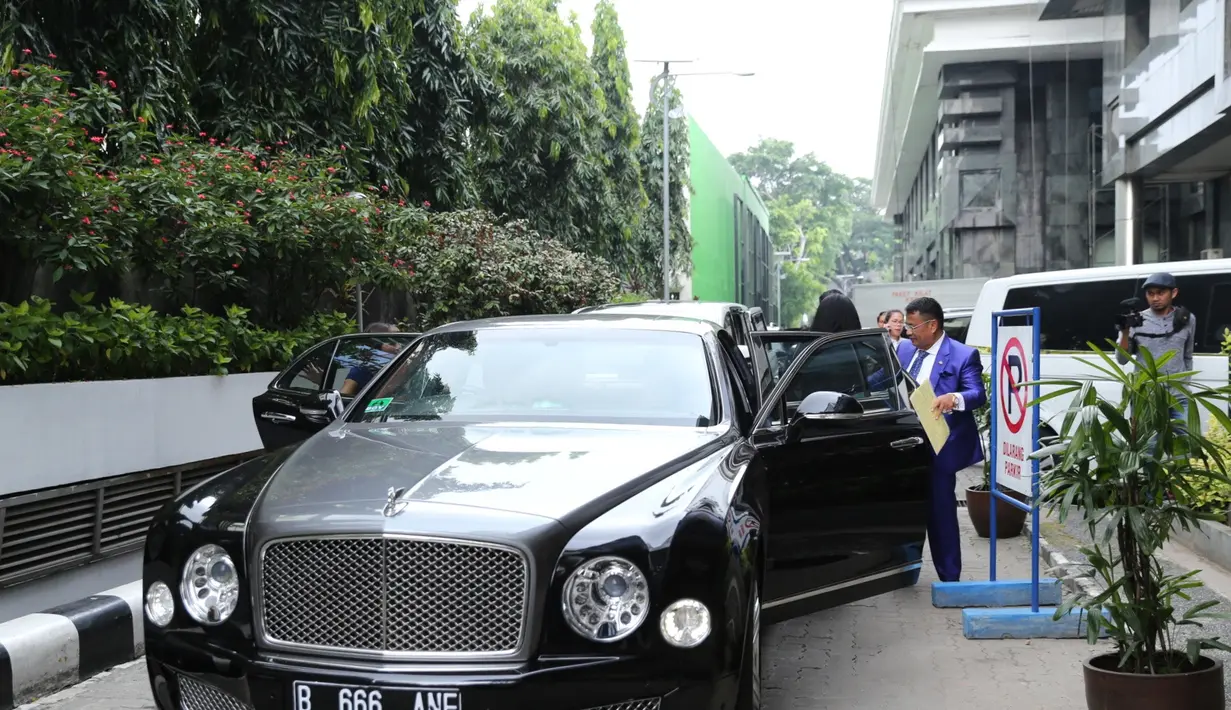 Ia datang dengan menumpang mobil sedan Bentley milik pengacaranya, Hotman Paris Hutapea. Terlihat sang pengacara kondang itu mengandeng penyanyi cantik asal Bogor tersebut. (Adrian Putra/Bintang.com)