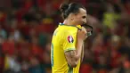 Penyerang Swedia, Zlatan Ibrahimovic menampakkan raut kekecewaan usai pertandingan lanjutan grup E piala Eropa 2016 di Stade de Nice, Prancis, (22/6). Swedia kalah melawan Belgia dengan skor 0-1. (REUTERS / Yves Herman)