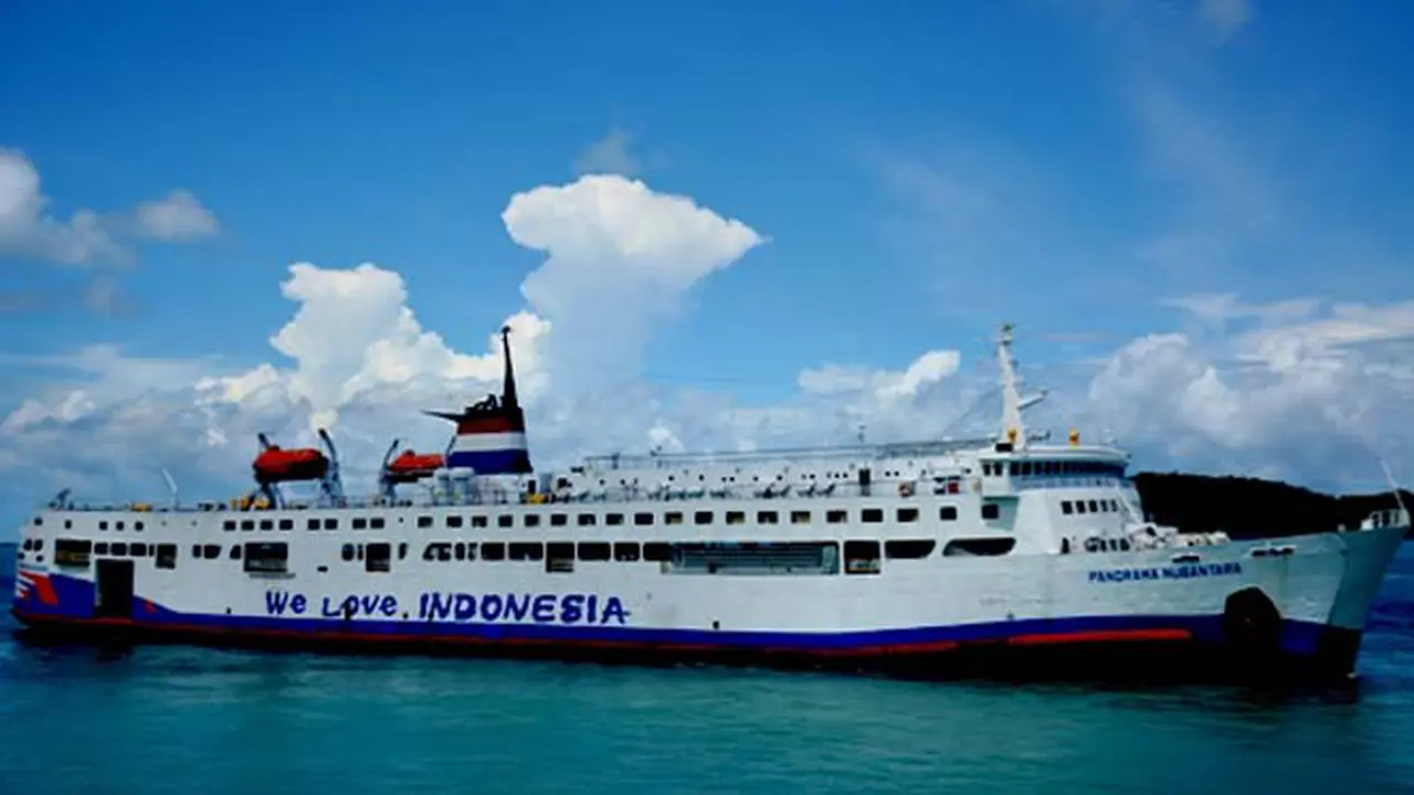 Eloknya Kapal-kapal yang Melintas di Selat Sunda