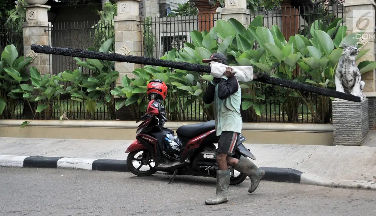 Pekerja mengangkut puing bangunan yang hangus dilalap api pascakebakaran melanda rumah Ketua DPR RI Bambang Soesatyo di Jakarta, Senin (18/2). Kebakaran menghanguskan sebagian bangunan rumah pribadi Bamsoet. (Merdeka.com/Iqbal Nugroho)