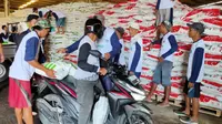 Salah seorang petani asal Desa Bakung Cirebon membeli pupuk non subsidi di Gudang Lini 3 Kedawung Cirebon. Foto (Liputan6.com / Panji Prayitno)