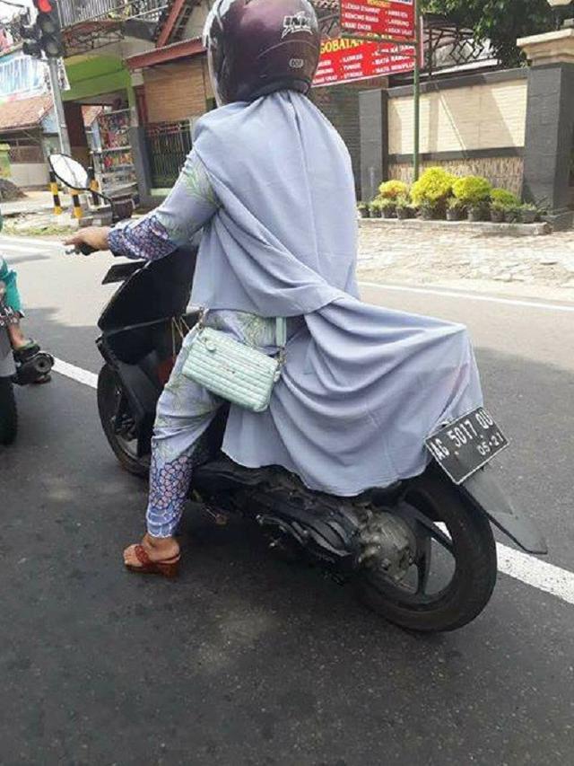 Tingkah Kocak Emak-Emak Saat di Jalan, Bikin Tepok Jidat