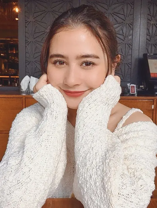 Seperti melansir KapanLagi.com, perempuan berusia 23 tahun ini menanggapi dengan santai pertanyaan tersebut. Ia mengatakan, hingga beberapa tahun ke depan dirinya masih ingin terus menjadi seorang pengusaha sukses. (Instagram/prillylatuconsina96)