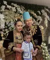 Rayanza yang biasa akrab disapa Cipung pun hadir di pernikahan tersebut dengan mengenakan baju chefnya. [@raffinagita1717]