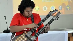 Balawan memeriahkan acara pembukaan SCTV Goes Campus Yogyakarta di Kampus Fisipol Universitas Gajahmada (15/3).(Foto: Agung Binarko)