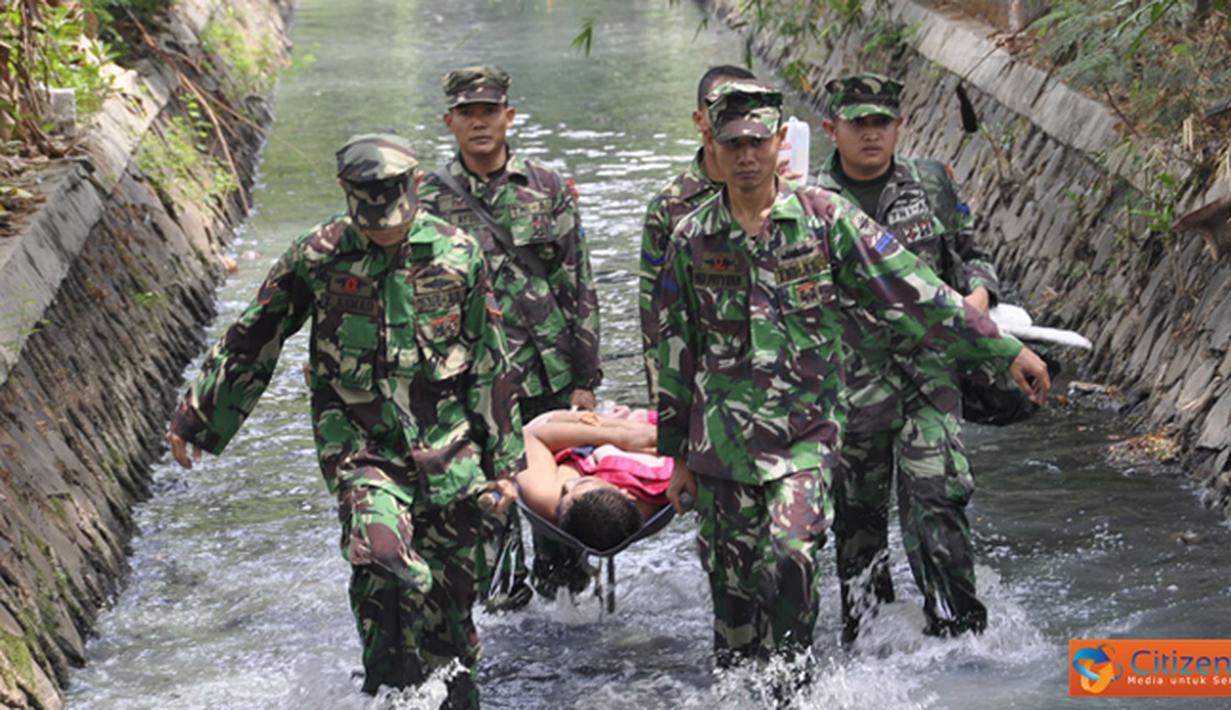 Citizen6, Kelapa Gading: Personel Diskes Kolinlamil, Koarmabar, dan Lantamal III melaksanakan praktek penanggulangan korban banjir di Jalan Pulau Bintan dan Galang, Kompleks TNI AL Kelapa Gading Jakarta Utara, Rabu (7/11/2012). (Pengirim: Dispenkolinlamil