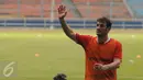 Mantan pemain Juventus Ciro Ferrara melambaikan tangan pada suporter usai latihan di Stadion GBK, Jakarta, Jumat (20/5/2016). Legenda Liga Italia akan melawan Primavera Baretti, Sabtu(21/5). (Liputan6.com/Helmi Fithriansyah)