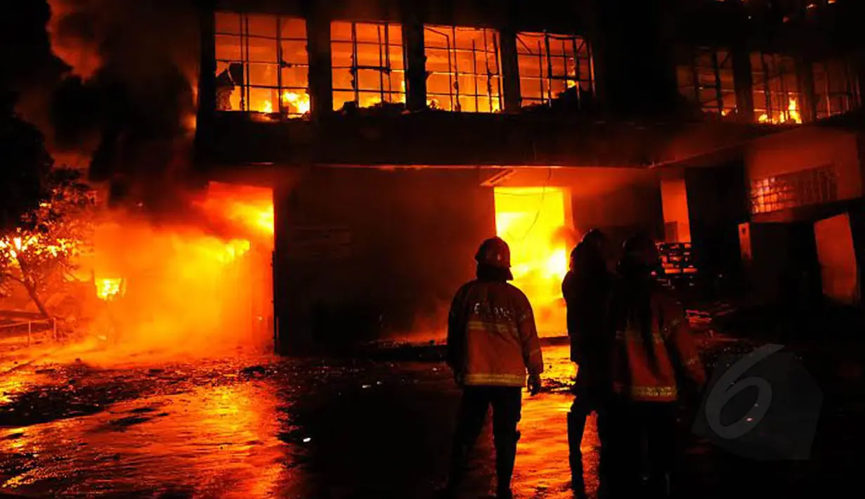 Sebuah pabrik alumunium foil di kawasan Daan Mogot dilalap si jago merah, Selasa (27/05/14) (Liputan6.com/Faisal R Syam)