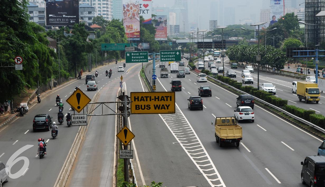 Sejumlah kendaraan melintas di Tol Dalam Kota Jakarta, Senin (4/1/2016). Pasca libur panjang perayaan Natal 20015 dan Tahun Baru 2016, sejumlah ruas jalan ibukota mulai dipadati pengendara. (Liputan6.com/Helmi Fithriansyah)