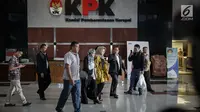Istri Ketua DPR Setya Novanto, Deisti Astriani Tagor berjalan usai menjalani pemeriksaan di KPK, Jakarta, Senin (20/11). Deisti diperiksa sebagai saksi kasus dugaan korupsi pengadaan e-KTP. (Liputan6.com/Faizal Fanani)