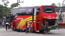 Bus AKAP terparkir di terminal Kalideres, Jakarta Barat, Kamis (30/7/2020). Penghapusan SIKM  diyakini dapat mendongkrak tingkat okupansi angkutan darat, khususnya bus antarkota antarprovinsi (AKAP) hingga 50 persen. (Liputan6.com/Angga Yuniar)