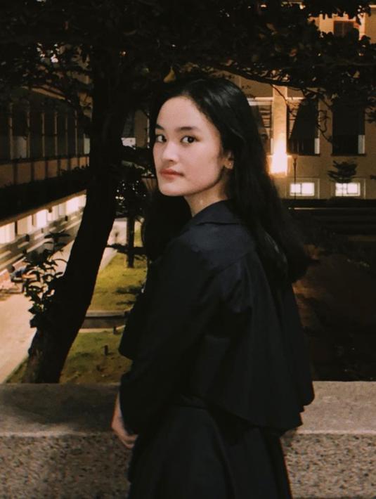 Perempuan dengan tinggi badan 161 cm ini memiliki paras yang menawan. Tak heran jika setiap gaya penampilannya selalu curi perhatian seperti saat pakai outfit warna hitam. Outfit simpel tapi menawan Ashel ini berhasil membuat para penggemarnya kian menyukainya. (Liputan6.com/IG/@jkt48.ashel)