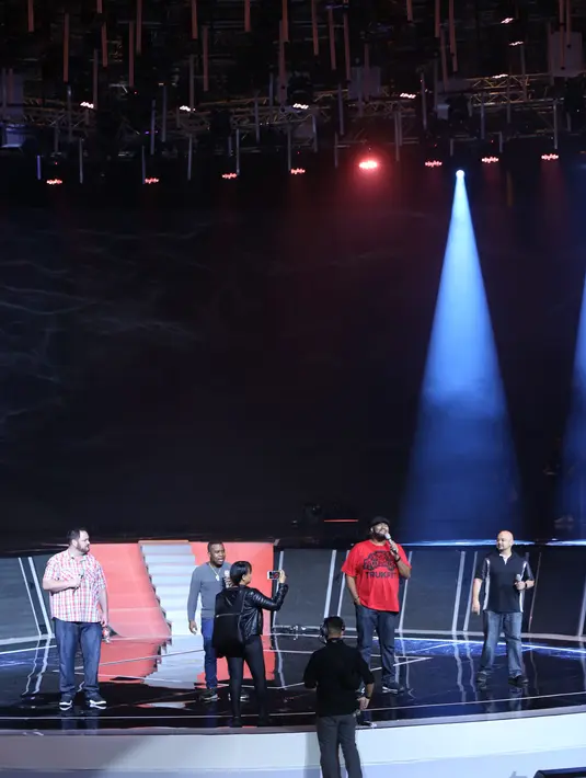 Kedatangannya grup All 4 One ke Indonesia, dalam rangka ikut meramaikan ulang tahun Indosiar yang ke 22 tahun. Selain tampil dalam malam puncak, grup ini juga mengajak bernostalgia lewat acara Golden Memories Internasional. (Nurwahyunan/Bintang.com)