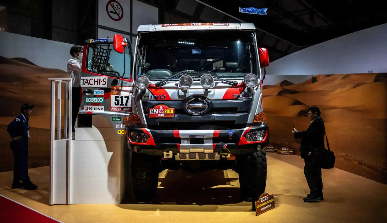 Awak media berfoto dengan truk Hino Motors Seri 500 pada sesi jumpa pers Japan Mobility Show di Tokyo pada Rabu 29 Oktober 2025. Penting menjadi catatan, nama-nama besar seperti Toyota, Nissan, Mazda, Honda, Mitsubishi, Subaru, Daihatsu, Suzuki, Lexus, Hyundai, BMW, Mercedes-Benz, Mini, dan BYD tampil membawa konsep masa depan mereka.
(Philip FONG/AFP)