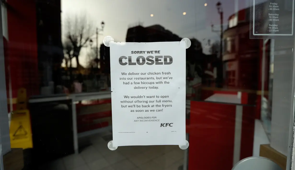 Pengumuman penutupan sementara terpampang di luar gerai makanan cepat saji KFC Surbiton, London, Inggris, Rabu (21/2). Pekan lalu, KFC mengalihkan kontrak pengiriman ayam ke DHL dari sebelumnya oleh Bidvest. (AP Photo/Matt Dunham)