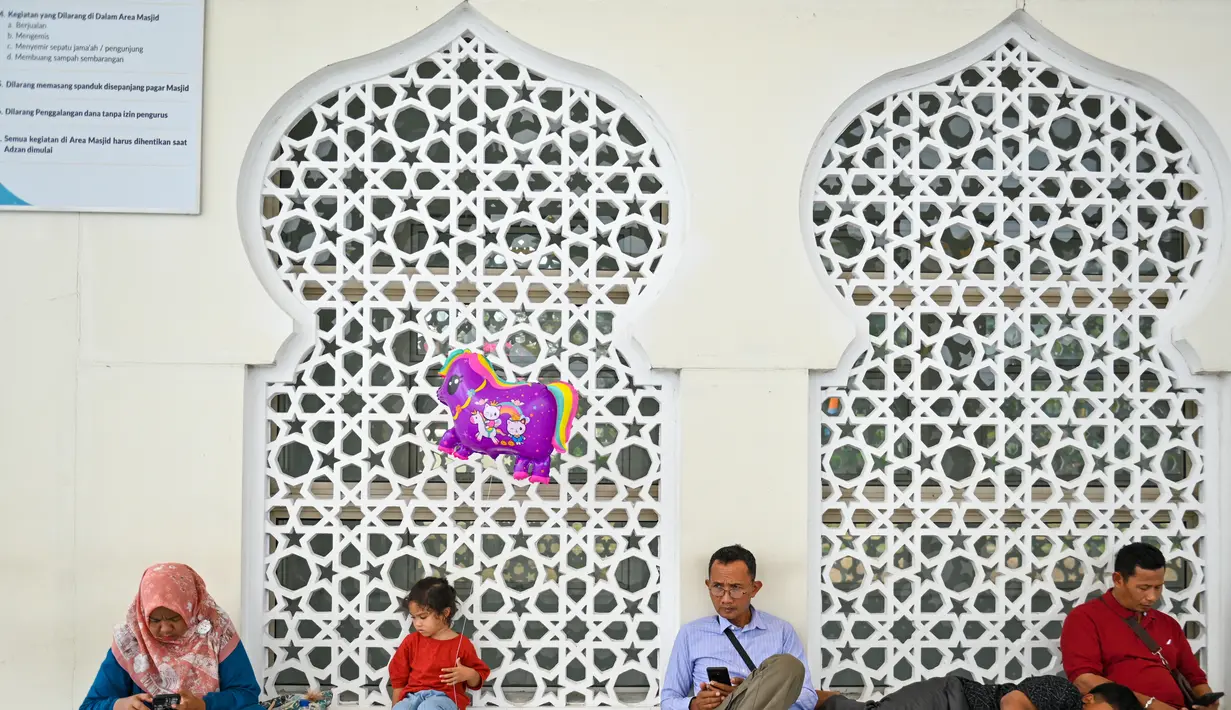 <p>Masjid Raya Baiturrahman juga menjadi salah pusat ibadah masyarakat Aceh saat bulan suci Ramadhan. (AFP/CHAIDEER MAHYUDDIN)</p>