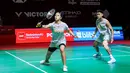 Pasangan ganda campuran Indonesia, Jafar Hidayatullah/Felisha Pasaribu berusaha mengembalikan kok ke arah wakil Korea Selatan, Kim Jae Hyeon/Jang Ha Jeong dalam babak 32 besar Indonesia Open 2026 di Istora Senayan, Jakarta, Rabu (03/06/2026). (Bola.com/Bagaskara Lazuardi)