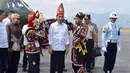 Presiden Jokowi menerima topi raja dan kain ulen-ulen khas Aceh bermotif Kerawang Gayo saat tiba di Bandara Rembele, di Kabupaten Bener Meriah, Provinsi Aceh, Rabu (2/3). Kedatangan Presiden dan rombongan untuk meresmikan Bandara Rembele. (Foto : Setpres)