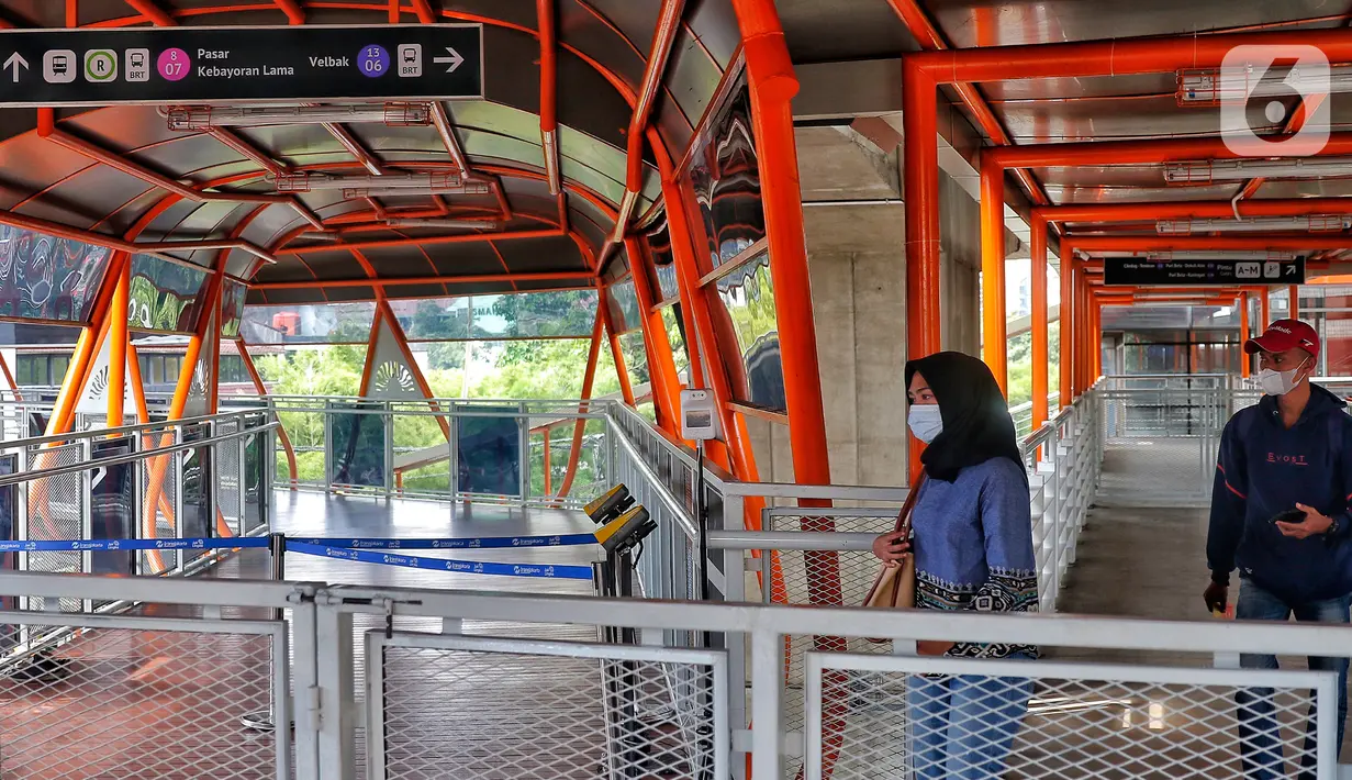 Warga melintas di Skybridge Kebayoran Lama, Jakarta Selatan, Kamis (26/1/2023). Pemprov DKI Jakarta akan meresmikan Skybridge Kebayoran Lama yang akan menghubungkan Halte Transjakarta Velbak ke Stasiun Kebayoran Lama. (Liputan6.com/Angga Yuniar)