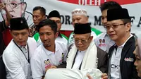 Ma'ruf Amin melepas bantuan untuk disalurkan ke warga Banten, yang terdampak bencana tsunami Selat Sunda. (Liputan6.com/Putu Merta Surya Putra)