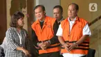 Dirut PT Rudi Jaya, Ibnu Ghopur (kedua kiri) dan penyuap Bupati Sidoarjo Saiful Ilah, Totok Sumedi usai menandatangani berkas P21 di Gedung KPK, Jakarta, Kamis (5/3/2020). Keduanya akan segera disidangkan terkait suap proyek infrastruktur di Dinas PUPR Kabupaten Sidoarjo. (merdeka.com/Dwi Narwoko)