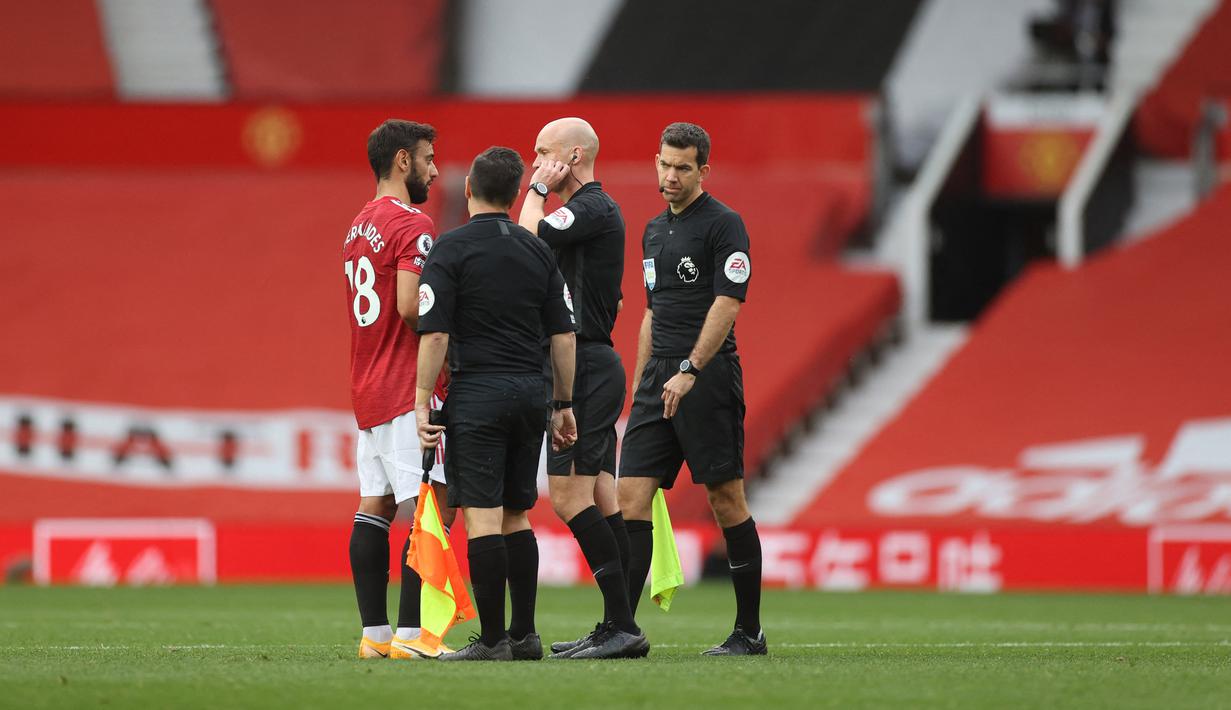 Tak jarang Bruno Fernandes yang terlihat lebih vokal dibanding Harry Maguire saat timnya dirugikan. Jika United merasa perlu mengganti kapten, maka Fernandes harus berada di urutan teratas. (Foto: AFP/Carl Recine)