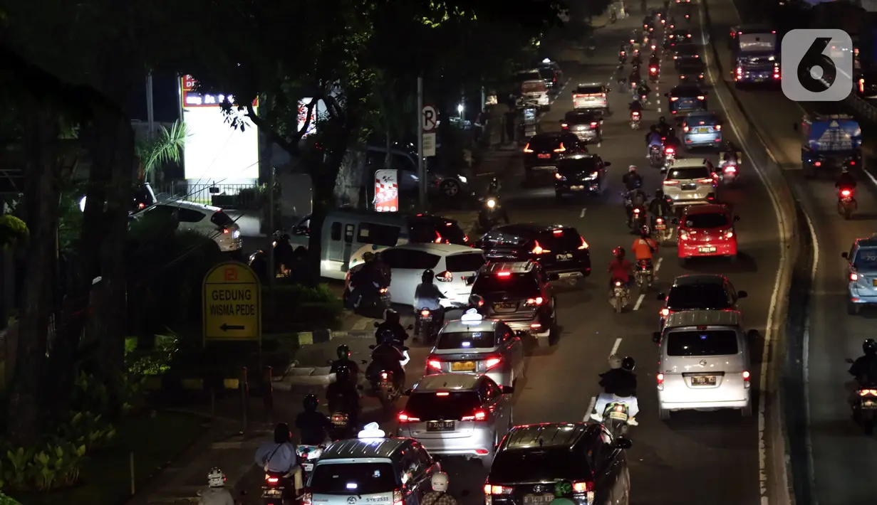 Sejumlah kendaraan antre untuk mengisi bahan bakar minyak (BBM) di SPBU Jalan MT Haryono, Jakarta, Kamis (31/3/2022). Harga BBM jenis Pertamax naik dari Rp 9.000 menjadi Rp 12.500 mulai 1 April 2022 pukul 00.00. (Liputan6.com/Helmi Fithriansyah)