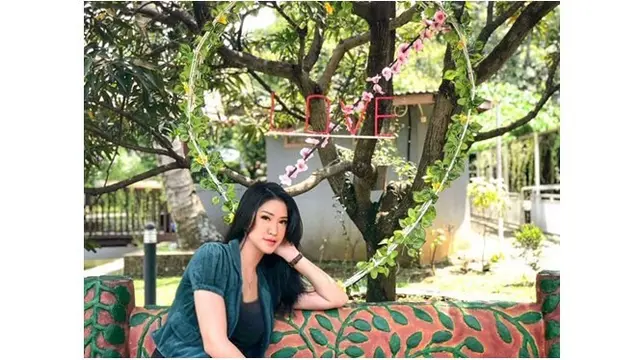 Elma Agustin dikenal memiliki fashion style yang chic, simple, dan elegant.