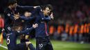 Pemain PSG, Zlatan Ibrahimovic merayakan golnya  bersama rekan-rekannya ke gawang Chlesea pada leg pertama babak 16 besar Liga Champions di Stadion  Parc des Princes, Paris. (AFP / Franck Fife)
