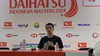 Tunggal putra bulu tangkis Indonesia Jonatan Christie mengakui dirinya butuh perbaikan usai gagal menang di laga perdana Indonesia Masters 2024 pada Rabu (24/1/2024). (Liputan6.com/Melinda Indrasari)