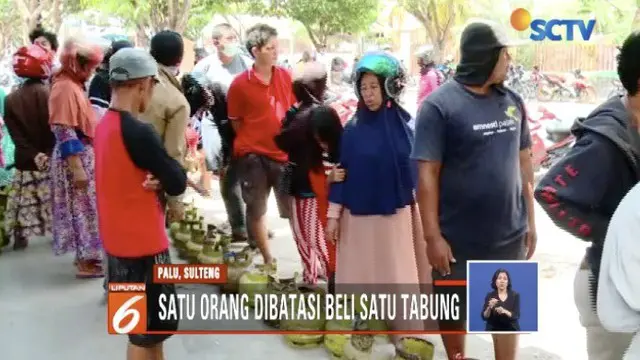 Warga Palu, Sulawesi Tengah, antre operasi pasar Pertamina untuk beli elpiji 3 kilogram.