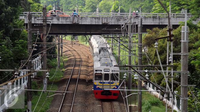Rangkaian kereta commuter line saat melintas di dekat Stasiun Universitas Indonesia, Depok, Selasa (29/12/2015). Untuk mengakomodasi penumpang pada malam pergantian tahun, KRL Commuter Line akan beroperasi 24 jam. (Liputan6.com/Helmi Fithriansyah)