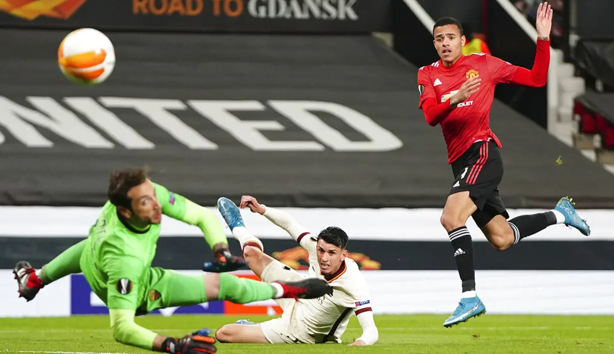 Pemain Manchester United Mason Greenwood (kanan) mencetak gol ke gawang AS Roma pada leg pertama semifinal Liga Europa di Old Trafford, Manchester, Inggris, Kamis (29/4/2021). Manchester United menang 6-2. (AP Photo/Jon Super)