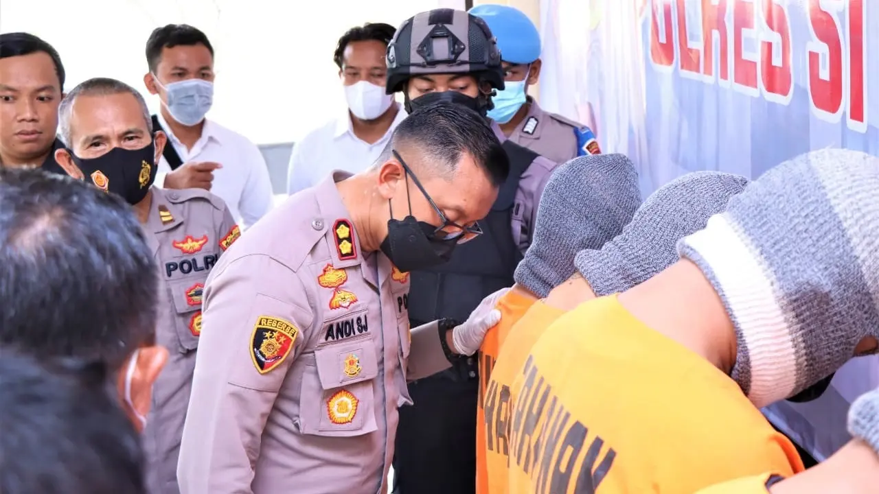Kapolres Situbondo AKBP Andi Sinjaya mengintrograsi tersangka peredaran narkoba di daerahnya .(Istimewa)