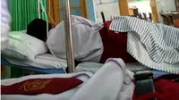 Lima pelajar sekolah dasar di Kota Kediri Jawa Timur, terpaksa harus dilarikan ke rumah sakit karena mengalami luka akibat disengat lebah. (Liputan6.com/Dian Kurniawan)