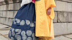 Meski cuaca di Korea sedang dingin, penampilan Jennifer terlihat segar dan memikat. Kecantikannya semakin terpancar dalam balutan hanbok yang elegan. Sementara itu, Faisal dengan gaya raja menunjukkan sisi kharismatiknya yang tak kalah memikat. (Liputan6.com/IG/@jeje_haris89)
