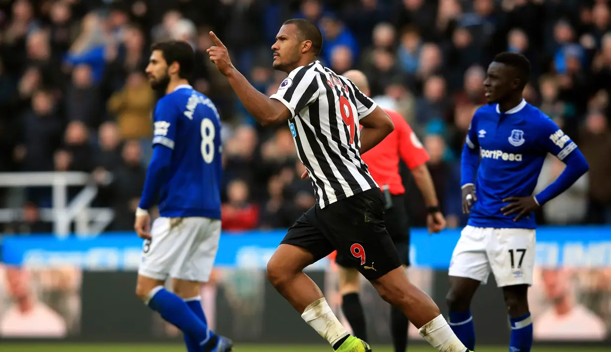 Selebrasi pemain Newcastle United Salomon Rondon usai mencetak gol ke gawang Everton dalam lanjutan Liga Inggris pekan ke-30 di St James 'Park, Newcastle, Sabtu (9/3). Newcastle melibas Everton 3-2 lewat comeback gemilang. (Owen Humphreys/PA via AP)