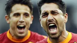 AS Roma's forward Marco Borriello (R) celebrates after scoring against Lazio duirng their Serie A football match at Rome's Olympic Stadium on November 7, 2010. AFP PHOTO / Filippo MONTEFORTE