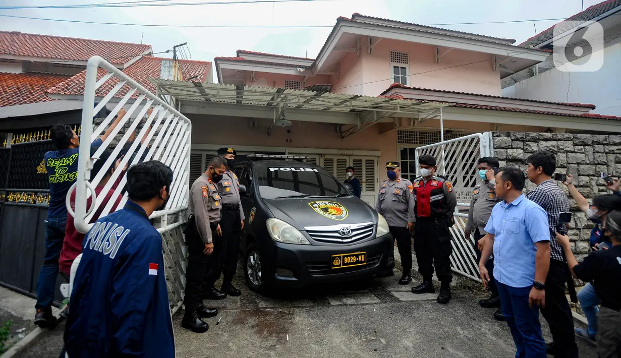 Dalam olah TKP ulang kali ini, polisi akan melibatkan Asosiasi Psikologi Forensik (Apsifor) untuk mengungkap misteri kematian ibu dan anak yang ditemukan telah membusuk itu. (merdeka.com/Arie Basuki)